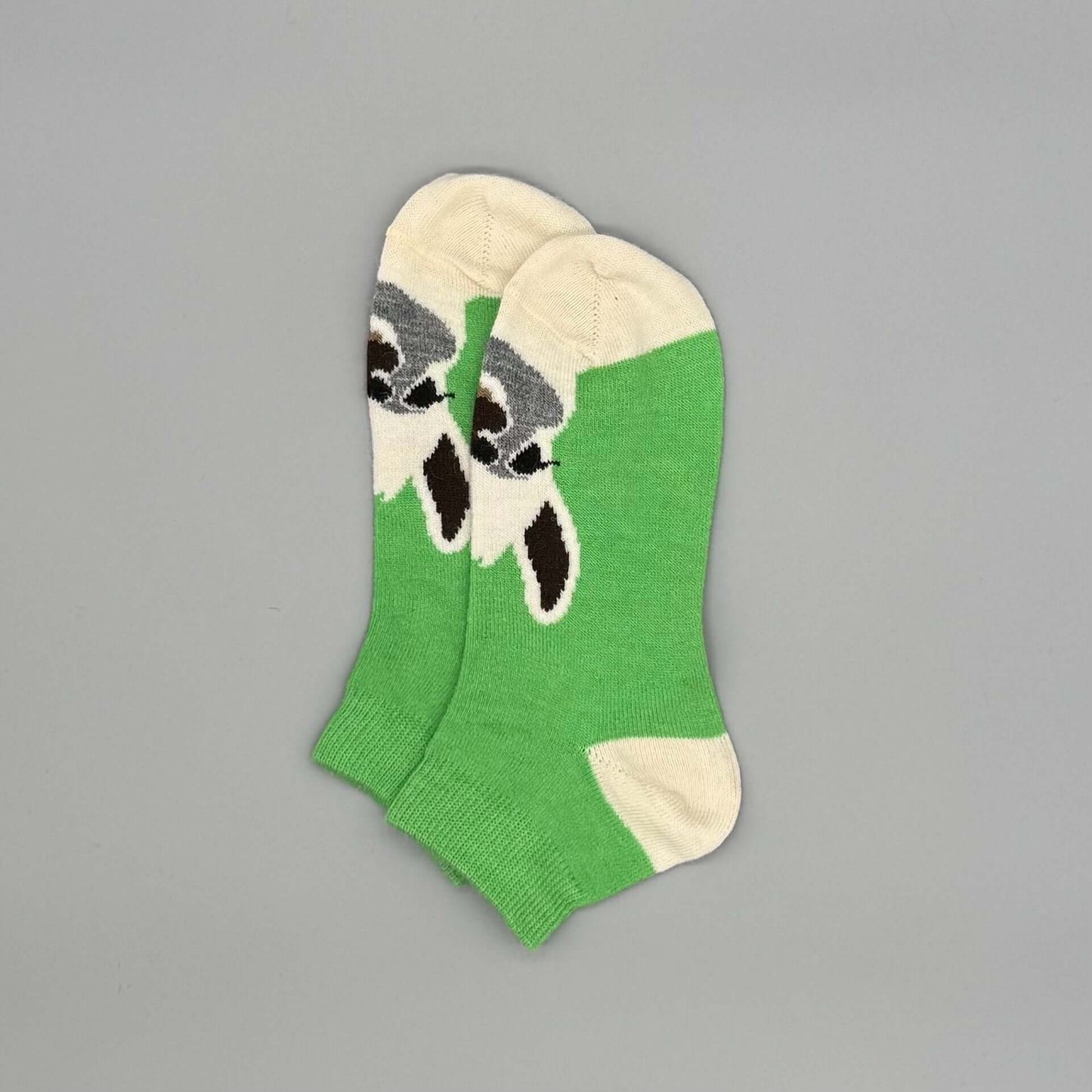 Alpaka Socken in grün mit süßem Alpaka-Motiv, ideal für Frühling und Sommer.