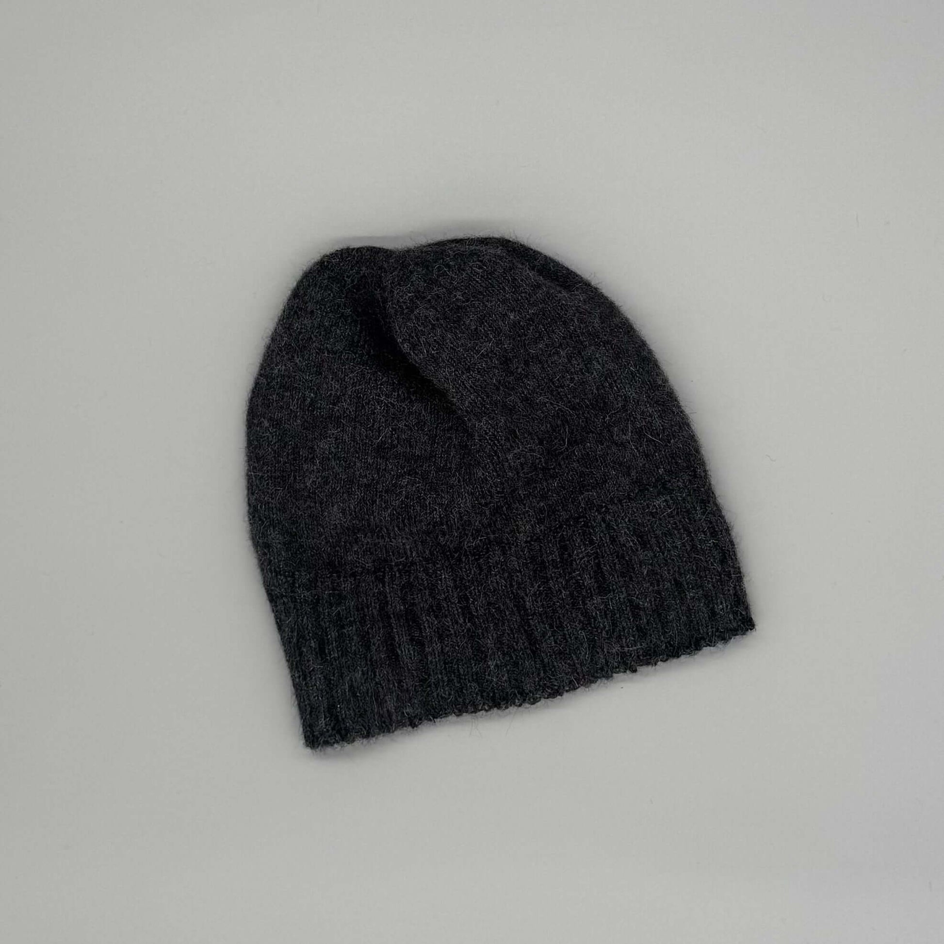 Handgestrickte Alpaka Mütze Herren aus 100 % Baby-Alpakawolle in Grau, warm und klassisch für Herbst und Winter.