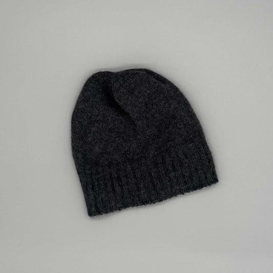 Handgestrickte Alpaka Mütze Herren aus 100 % Baby-Alpakawolle in Grau, warm und klassisch für Herbst und Winter.