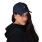 Alpaka Cap bestickt mit Alpaka-Motiv für Alpaka-Fans, schwarze Mütze auf Frau mit Kapuzenpullover.