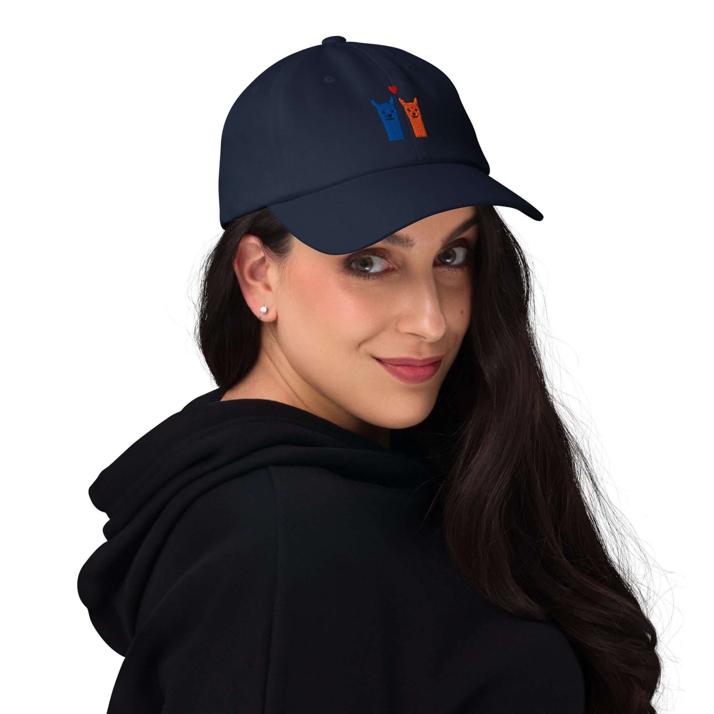 Alpaka Cap bestickt mit Alpaka-Motiv für Alpaka-Fans, schwarze Mütze auf Frau mit Kapuzenpullover.