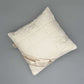 Alpaka Kissen 40x40 – Handgemachtes Naturkissen aus 100% Alpakavlies auf grauem Hintergrund.