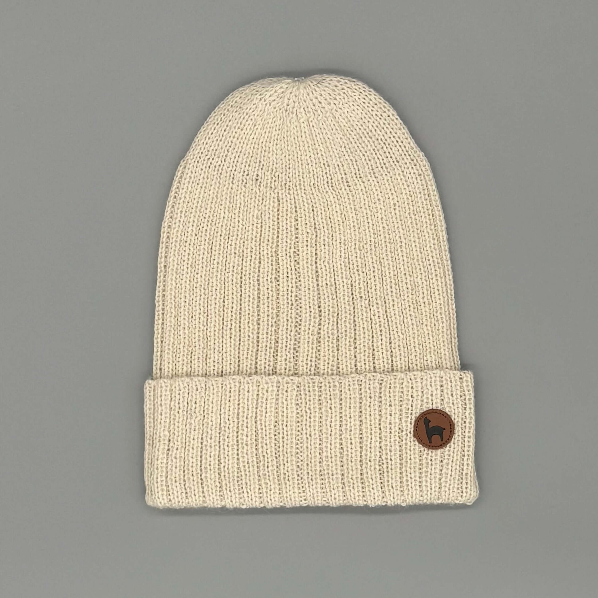 Alpaka Mütze aus Baby-Alpakawolle in Weiß, hochwertige Beanie für Damen und Herren, weich und wärmend.