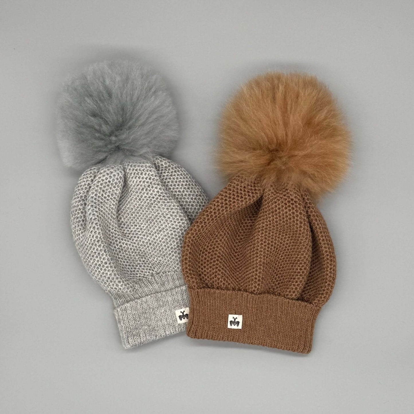 Alpakamütze mit Bommel aus 100 % Alpaka Echtfell in Grau und Braun.