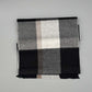 Alpaka Webschal aus 100% Baby Alpakawolle in schwarz-weiß-karierter Ausführung, 30 × 180 cm.