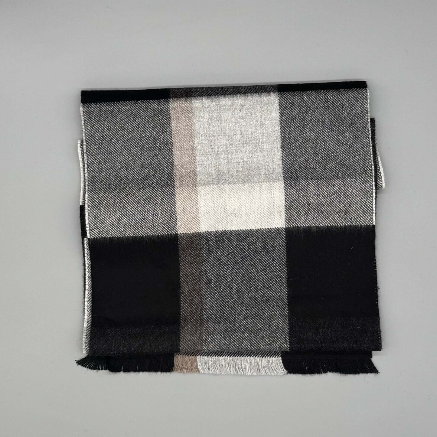 Alpaka Webschal aus 100% Baby Alpakawolle in schwarz-weiß-karierter Ausführung, 30 × 180 cm.