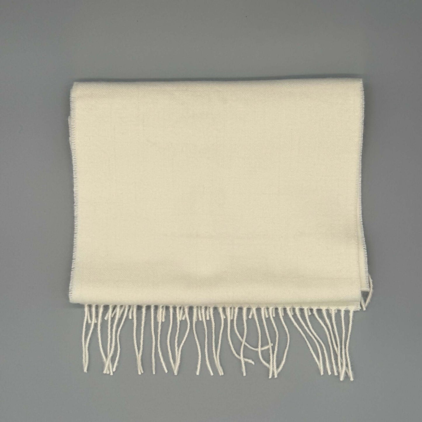 Weicher Alpaka Schal aus 100% Baby-Alpakawolle in Beige, 180x30 cm mit Fransen, für Damen und Herren.