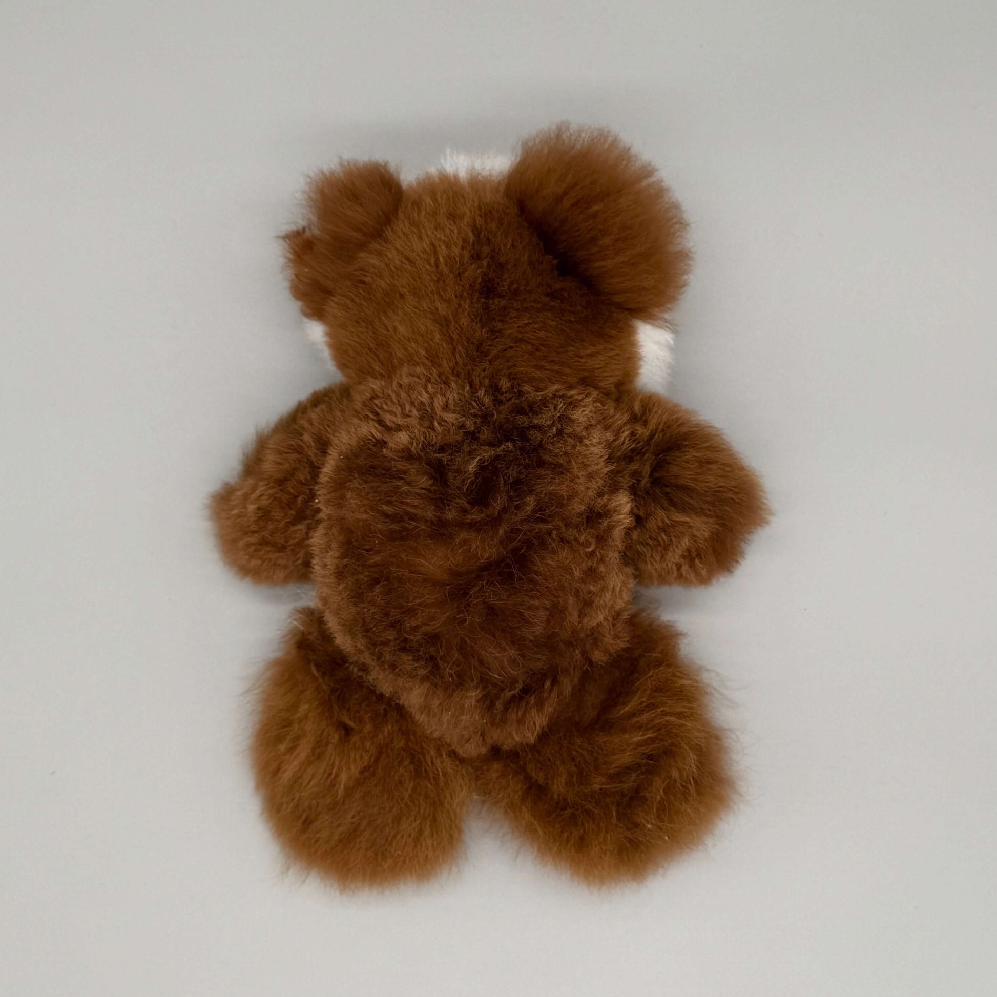 Alpaka Kuscheltier Teddybär aus Baby Alpakawolle in Braun und Weiß, flauschig und sanft.