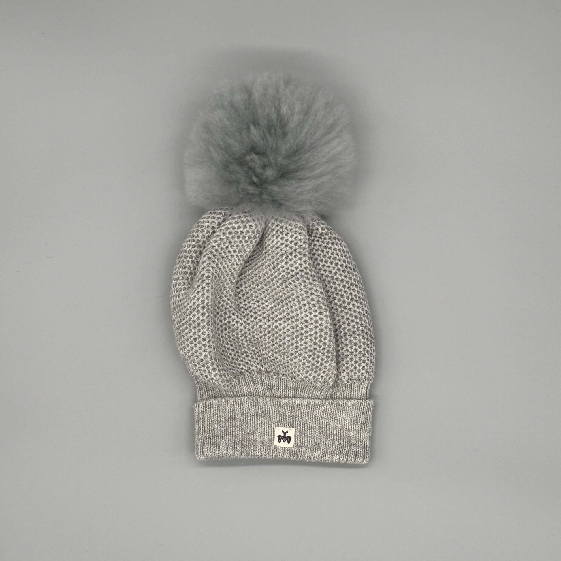 Alpakamütze mit Bommel aus 100 % Alpaka Echtfell in Grau mit feinem Strickmuster und stylishen Bommel.