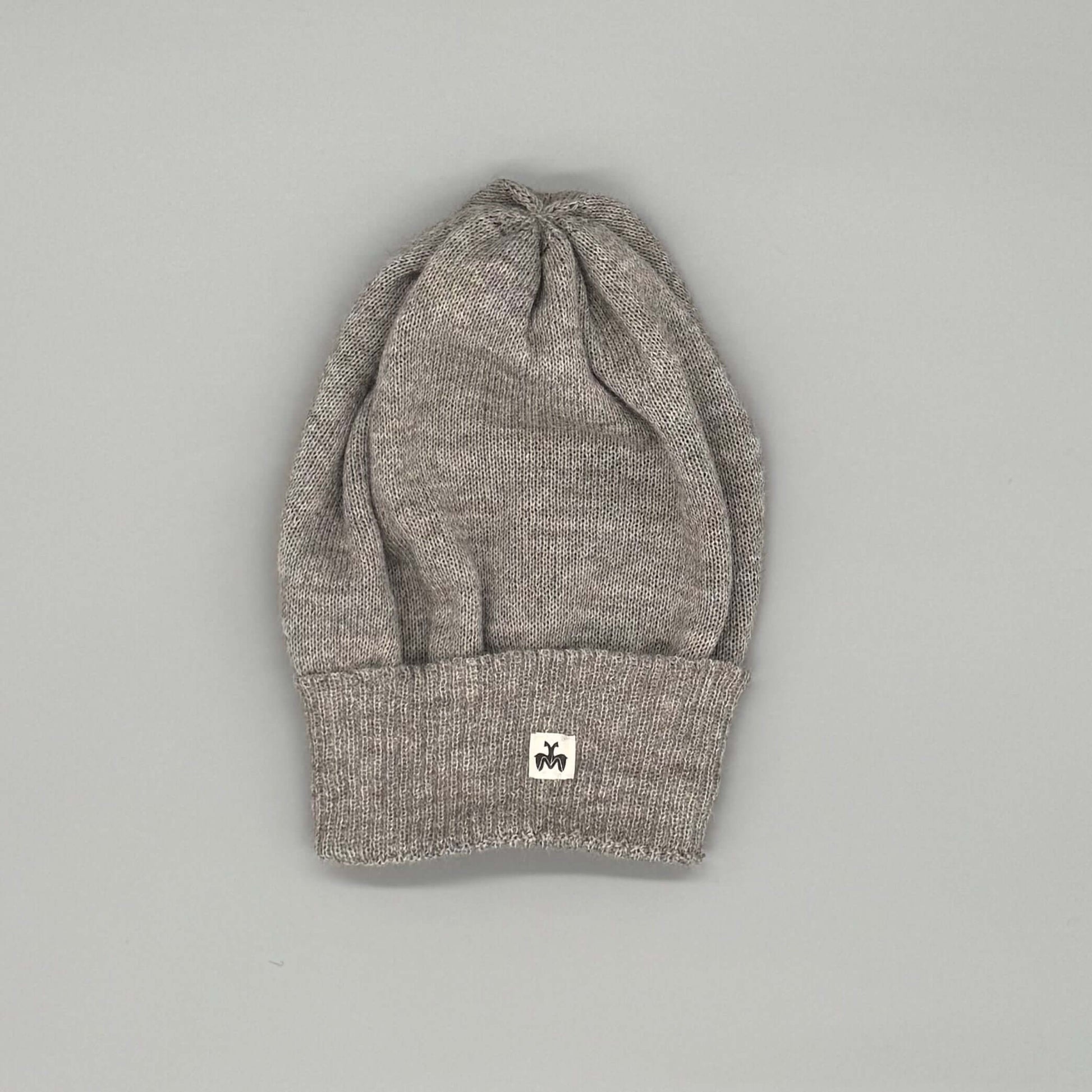Grau wendbare Alpaka Mütze aus 100% Baby-Alpakawolle, unisex und modern, ideal für empfindliche Haut.