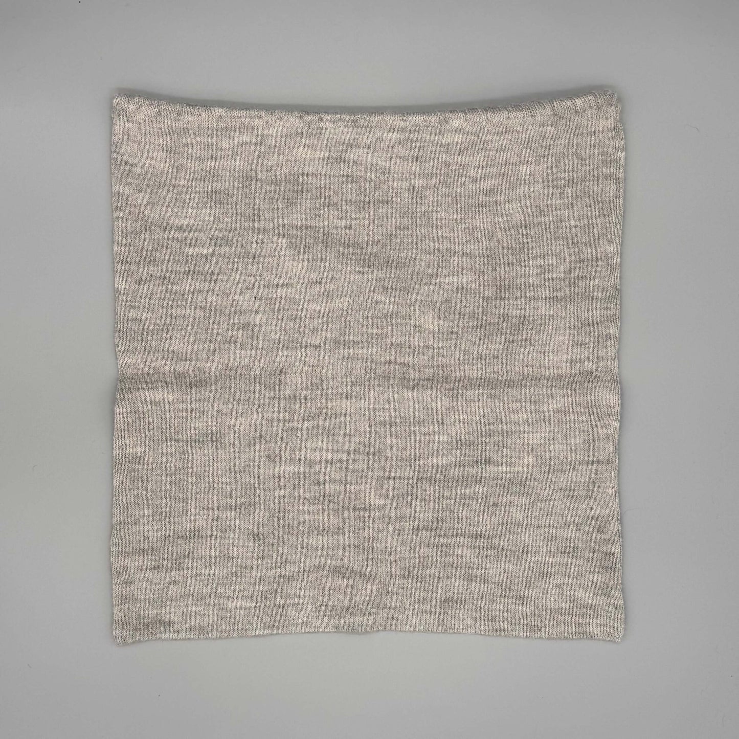 Zopfmuster Alpaka Kissenhülle 40x40 cm aus 100% Baby-Alpakawolle in Braun und Grau, weich und nachhaltig.
