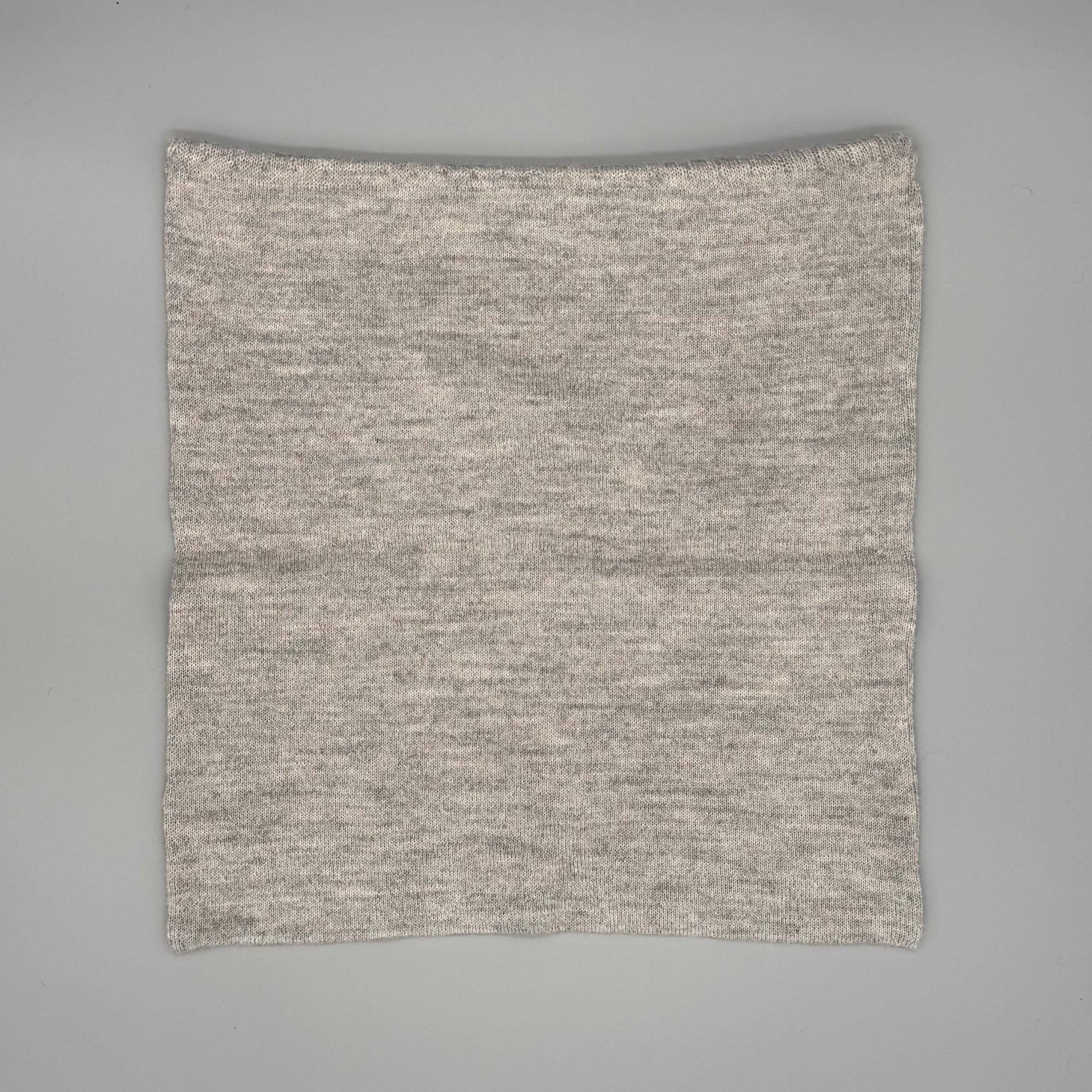 Zopfmuster Alpaka Kissenhülle 40x40 cm aus 100% Baby-Alpakawolle in Braun und Grau, weich und nachhaltig.