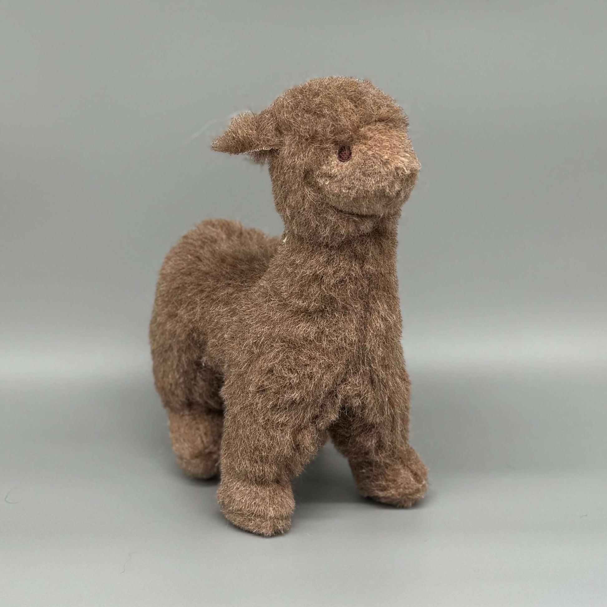 Handgemachtes Alpaka Kuscheltier aus 100 % Alpakawolle, stehend in Braun für Kinder und Erwachsene.