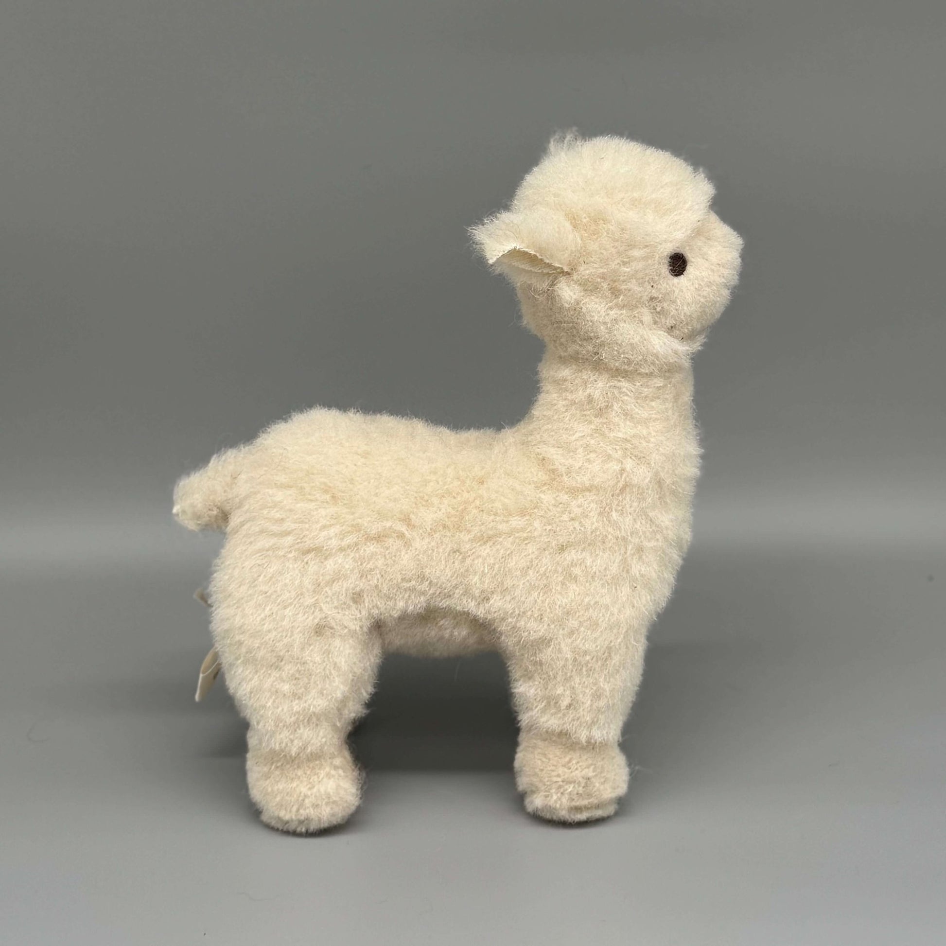 Handgemachtes Alpaka Kuscheltier aus 100 % Alpakawolle, stehend in Weiß, perfekt für Kinder und Erwachsene.