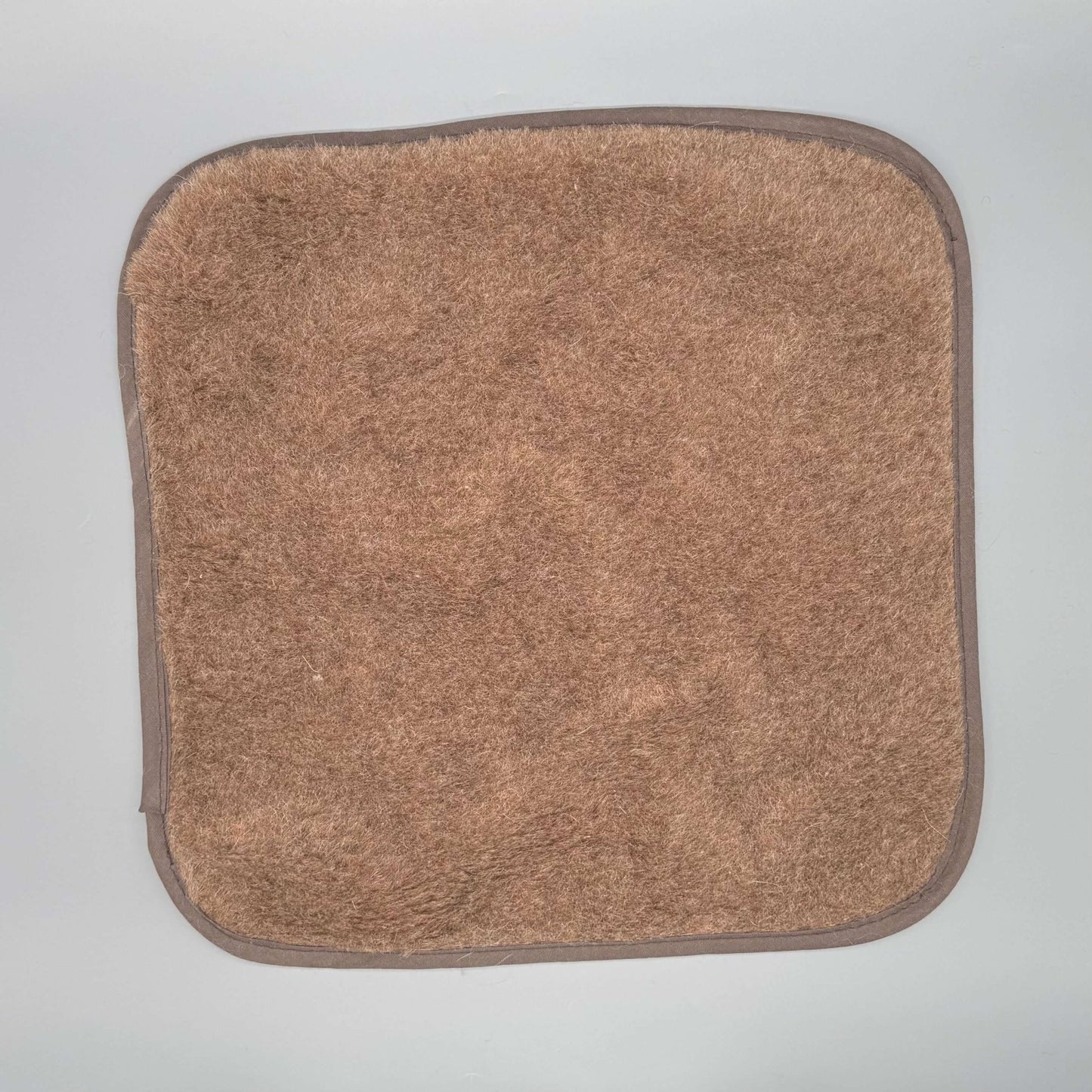 Alpaka Sitzkissen 40x40 in braun, weiches Stuhlkissen aus Alpakaflor für natürlichen Komfort.