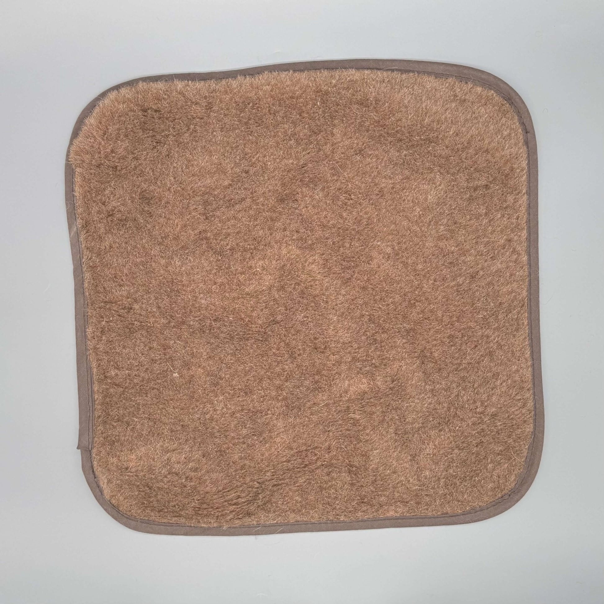 Alpaka Sitzkissen 40x40 in braun, weiches Stuhlkissen aus Alpakaflor für natürlichen Komfort.