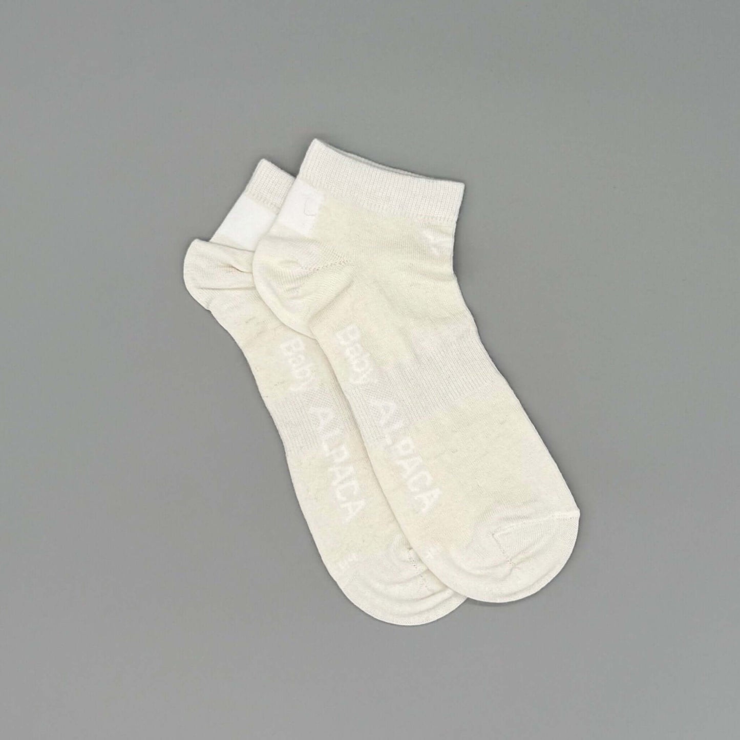 Sneaker Alpakasocken aus 70% Baby Alpakawolle in Weiß, angenehm für Frühling und Sommer.