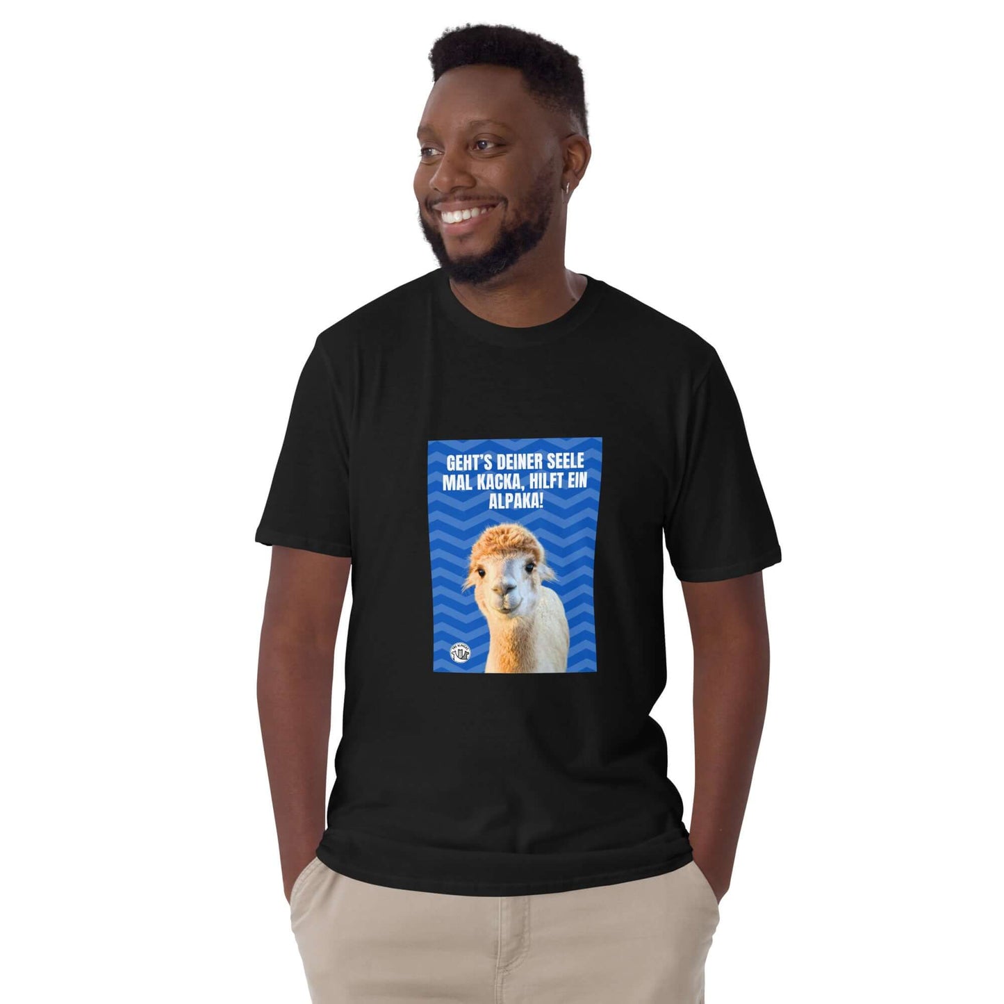 Mann trägt Alpaka Spruch T-Shirt mit humorvollem Spruch und Alpaka Gesicht auf schwarzem Hintergrund.