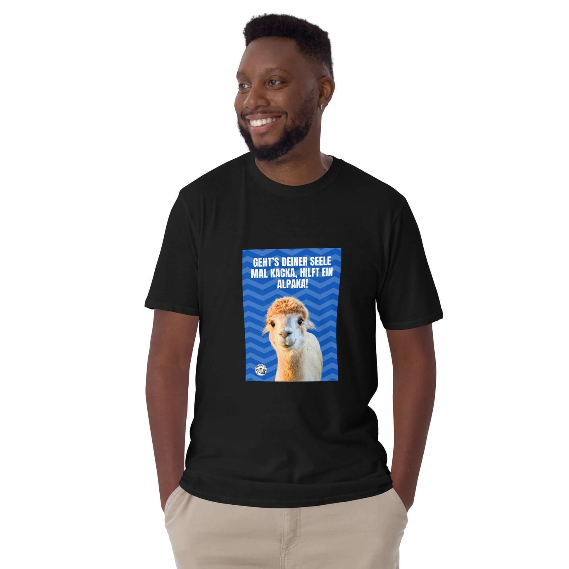 Mann trägt Alpaka Spruch T-Shirt mit humorvollem Spruch und Alpaka Gesicht auf schwarzem Hintergrund.