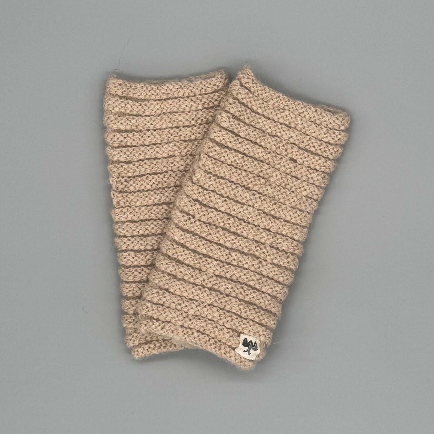 Alpaka Pulswärmer aus Baby-Alpakawolle im Röllchenmuster in Beige, modernes Design und weiches Tragegefühl.