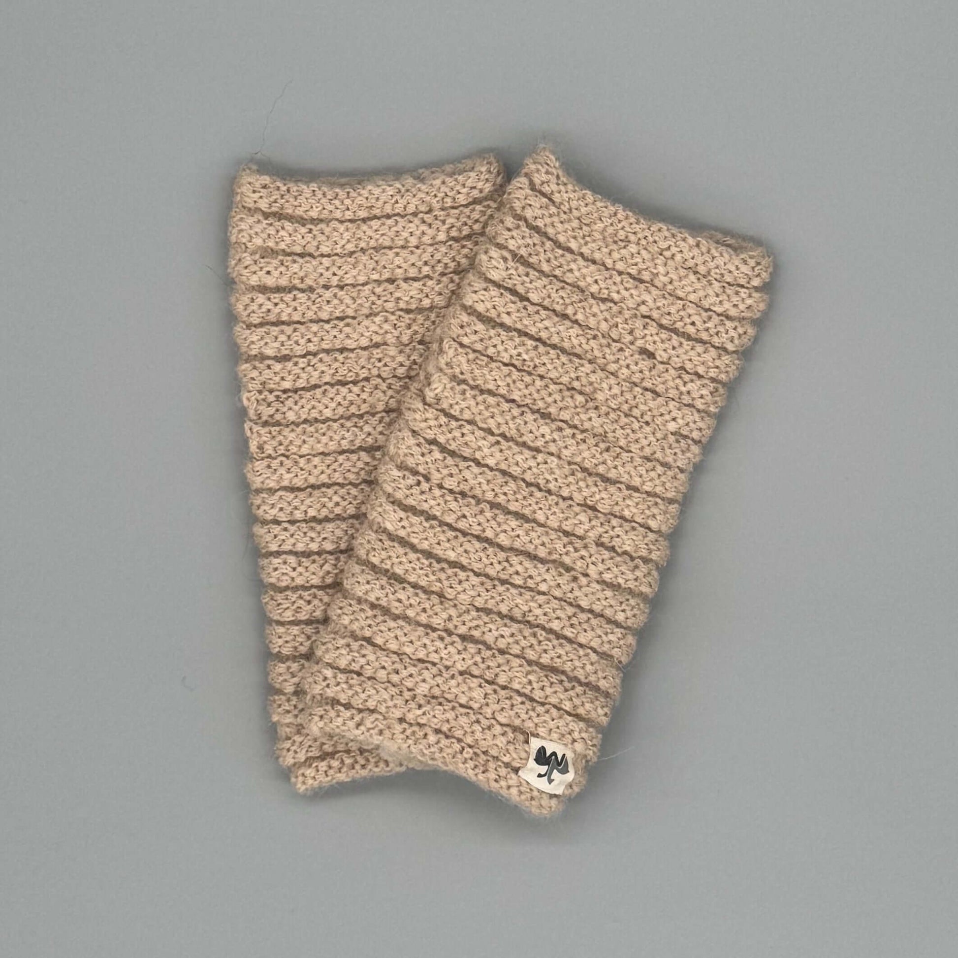 Alpaka Pulswärmer aus Baby-Alpakawolle im Röllchenmuster in Beige, modernes Design und weiches Tragegefühl.