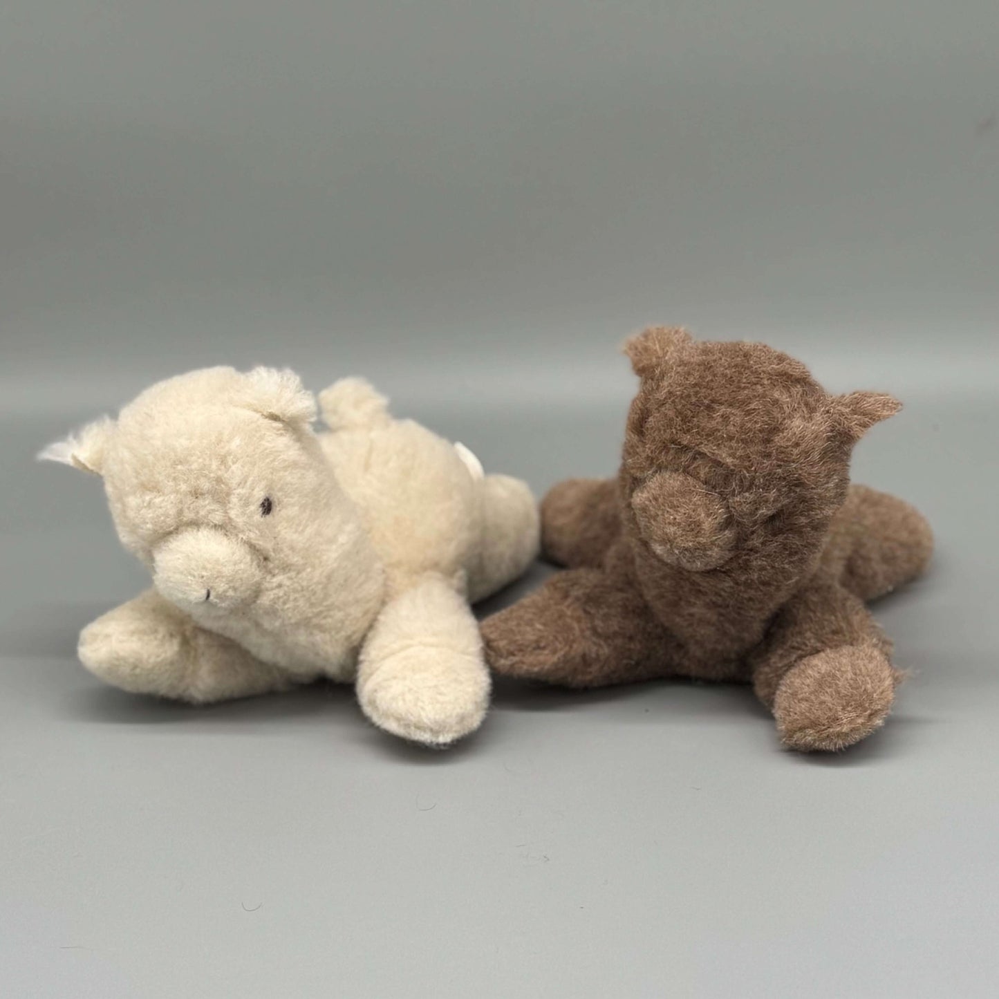 Alpaka Kuscheltier handgemacht aus 100 % Alpakawolle, sitzend in Weiß und Braun, ideal zum Kuscheln.