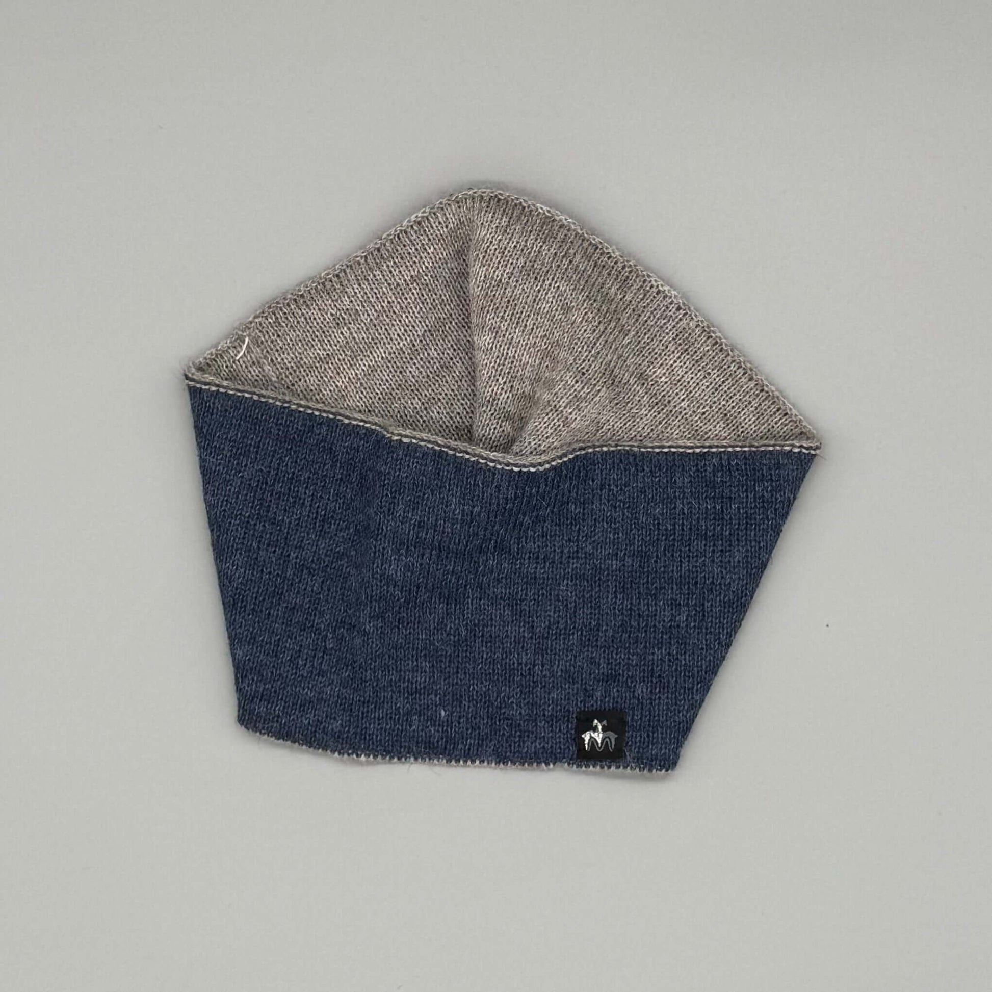 Alpaka Stirnband – 2-farbiges Wendestirnband aus 100% Babyalpaka Wolle in Blau und Beige.