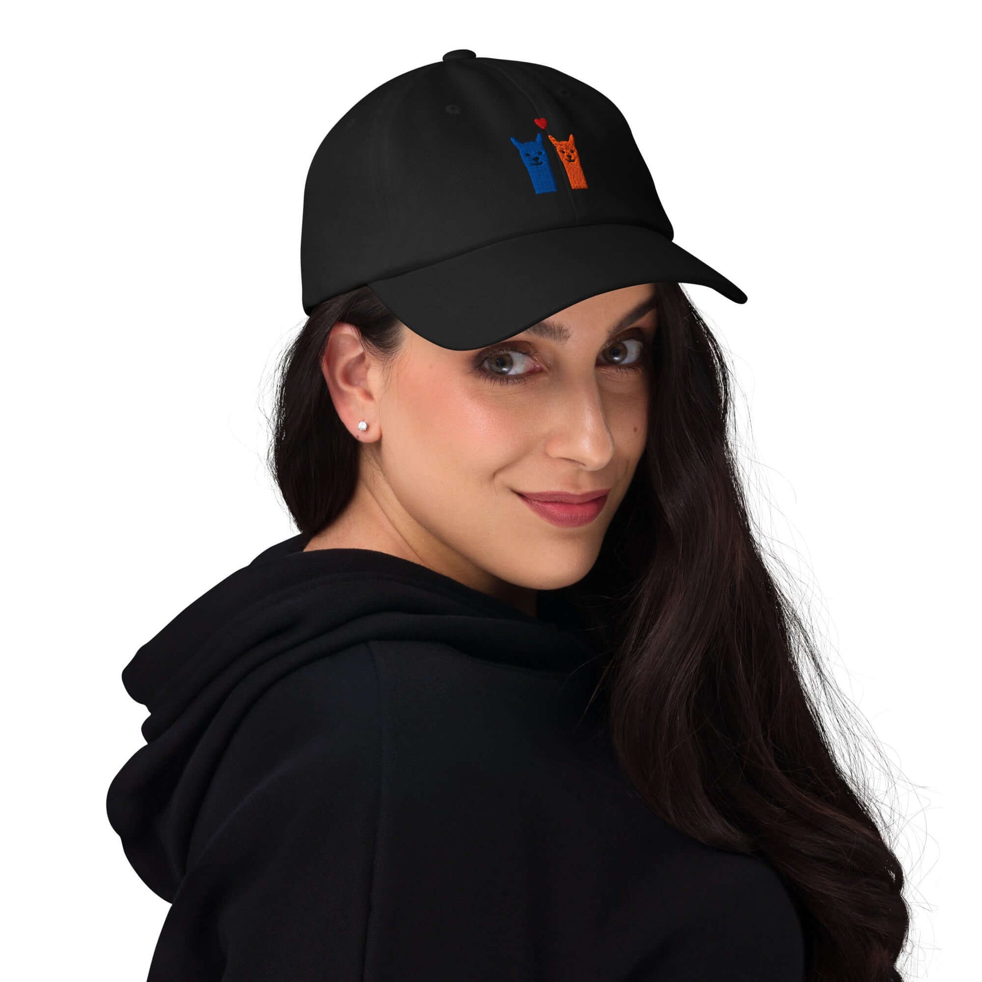 Alpaka Cap bestickt mit Alpaka-Motiv, getragen von einer Frau in schwarzer Kleidung, ideal für Alpaka-Fans.