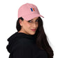 Alpaka Cap mit gesticktem Alpaka-Motiv, ideal für Alpaka-Fans, in rosa Farbe getragen von einer Frau