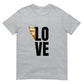 Tiermotiv T-Shirt mit Alpaka Franzl und dem Wort „Love“ auf grauem Hintergrund.