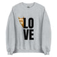 Alpaka Pullover LOVE mit einem neugierigen Alpaka Franzl und stilvollen schwarzen Buchstaben auf grauem Sweatshirt.